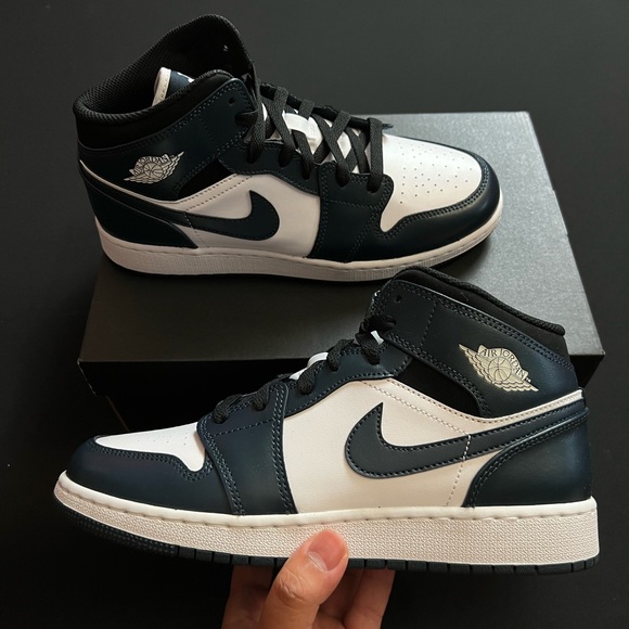 Nike Air Jordan 1 Mid (GS) - Picture 1 of 5